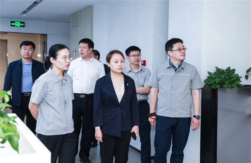 2023年5月15日，河北建材职业技术学院党委书记张明莉一行到EZPay北京集团进行校企合作交流。